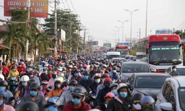 Người miền Tây ùn ùn trở lại sau kỳ nghỉ lễ, cửa ngõ Sài Gòn kẹt cứng