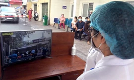 Bệnh viện đầu tiên ở Sài Gòn sắm máy kiểm tra thân nhiệt từ cổng