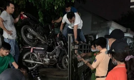 Lực lượng chức năng thu giữ nhiều xe máy.