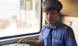 Trưởng tàu SE22 làm thủ tục trả số tiền cho khách để quên