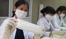 Nữ bác sĩ mang máy may từ nhà vào viện làm khẩu trang phòng Covid-19