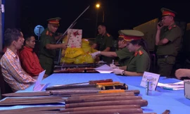 Hàng chục người dân đến nộp vũ khí.