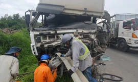 Chiếc xe tải biến dạng phần đầu sau tai nạn.