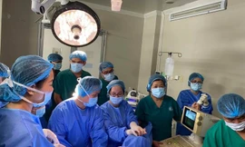 Các bác sĩ thực hiện đốt u xơ tử cung bằng sóng cao tần.