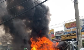 Chiếc xe bốc cháy ngùn ngụt sau khi lật xuống đường.