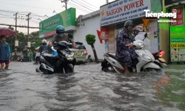 Đường phố Sài Gòn ngập mênh mông sau cơn mưa chiều cuối tuần