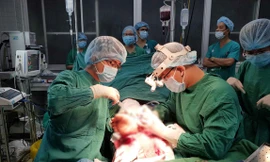 Các bác sĩ thực hiện phẫu thuật nối bàn chân cho bệnh nhân.