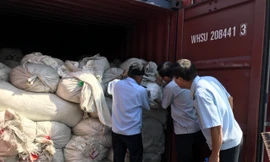 Lực lượng chức năng kiểm tra 3 container hàng giả mạo xuất xứ Việt Nam.