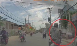 Thanh niên dùng bình xịt hơi cay tấn công người đi đường để tẩu thoát.