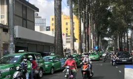 Xe taxi, xe hợp đồng dưới 9 chỗ tiếp tục dừng hoạt động từ ngày 23/4.