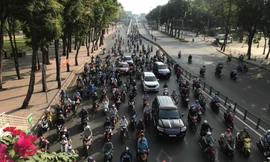 Sài Gòn ngày cuối giãn cách: Đường phố đông đúc, hàng quán vẫn im lìm