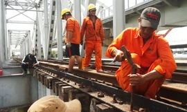 Công nhân đội nắng tháo dỡ cầu sắt hơn trăm tuổi ở Sài Gòn