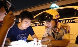 Thấy CSGT đo nồng độ cồn, tài xế ô tô bỏ xe tháo chạy