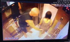 Người đàn ông ngoại quốc vỗ mông phụ nữ trong thang máy bị phạt 200.000 đồng.