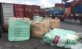 Lượng lớn hàng lậu ngụy trang trong container bị phát hiện.