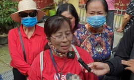 Bà Vân xúc động khi tìm được tro cốt của chồng.