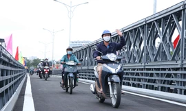 Người dân Sài Gòn thoát cảnh ‘qua sông lụy đò’