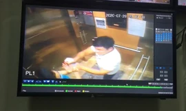 Người phụ nữ bị xịt cồn vào mắt.