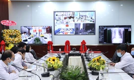 Các bác sĩ Chợ Rẫy hội chẩn khám bệnh từ xa cho bệnh nhân ở Côn Đảo.