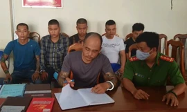 Công an làm việc với các đối tượng.