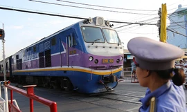 Lực lượng Kiểm dịch y tế quốc tế TPHCM kiểm tra thân nhiệt hành khách đi tàu đến ga Sài Gòn.