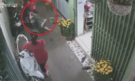 Nạn nhân bị kéo lê trong hẻm.