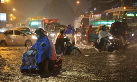 Đường phố TPHCM ngập kinh hoàng trong cơn mưa lớn nhất từ đầu năm