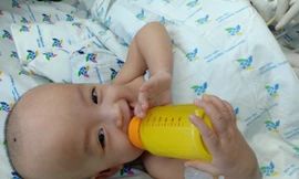 Các bé tự cầm bình sữa uống mà không cần trợ giúp của người lớn.