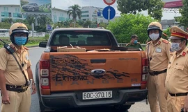 Tổ công tác phát hiện xe ô tô chở 10.000 khẩu trang y tế.