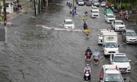 Cửa ngõ Sài Gòn ngập sâu, xe cộ chết máy hàng loạt trên đường