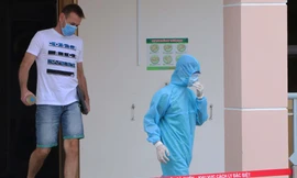 Bệnh nhân mắc COVID-19 xúc động cảm ơn bác sĩ khi được xuất viện