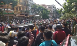 Hàng trăm người vây kín phòng tập gym.