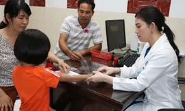 Bác sĩ thăm khám, tư vấn cho gia đình bệnh nhi.