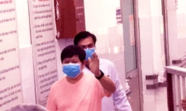 Gia đình người Trung Quốc cảm ơn các bác sĩ khi chữa khỏi Covid-19