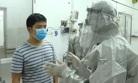 Cận cảnh quá trình điều trị cho bệnh nhân người Trung Quốc nhiễm virus corona