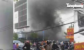 Sau tiếng nổ lớn, quán hải sản bùng cháy dữ dội