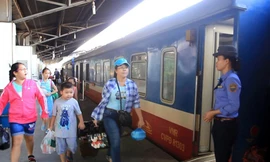 Hành khách đi và đến các tỉnh miền Trung bị bão lũ được giảm 20% giá vé.