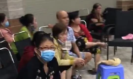 Nhiều con bạc bị công an bắt giữ.