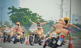 Tận thấy đội nữ CSGT dẫn đoàn đầu tiên của TPHCM tập luyện với xe phân khối lớn