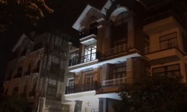 Ngôi nhà (sáng đèn) nơi phát hiện vụ việc.