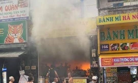 Giải cứu 7 người kẹt trong ‘biển lửa’ ở trung tâm Sài Gòn