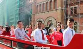 Người Sài Gòn háo hức trải nghiệm xe buýt 2 tầng mui trần lần đầu xuất hiện