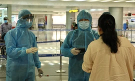 Cận cảnh quy trình kiểm dịch, cách ly Việt kiều từ vùng dịch về Tân Sơn Nhất