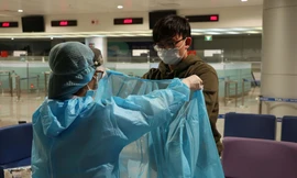 Việt kiều mừng rỡ vì được về nước dù phải đi cách ly 14 ngày