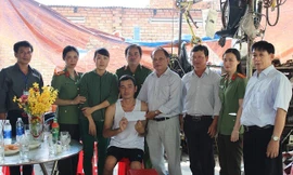 Công an TPHCM thăm, tặng quà cho anh Dinh.