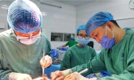 Các bác sĩ mổ khẩn cấp cho bệnh nhân.