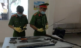 Nhiều loại vũ khí được người dân giao nộp cho Công an.