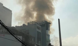 Khói bốc lên nghi ngút từ vụ cháy.