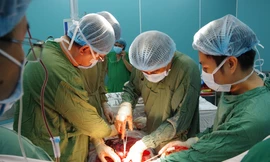 Các bác sĩ thực hiện ca mổ cứu sống bệnh nhân.
