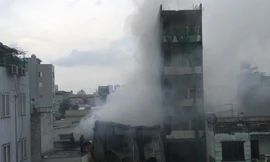 Khói lửa bốc lên nghi ngút.